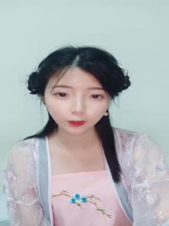 天真的少女在自制视频中第一次展示她的自然身体